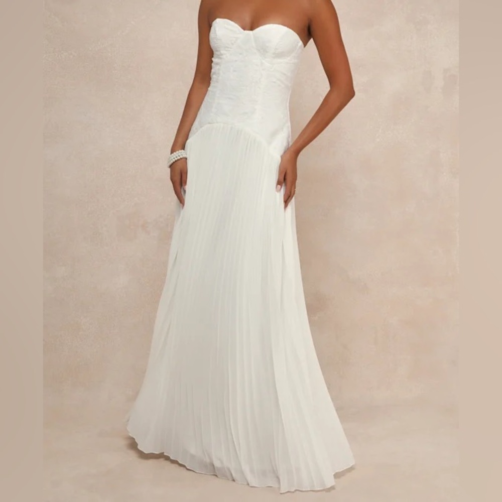 Lulu’s strapless pleated white dress